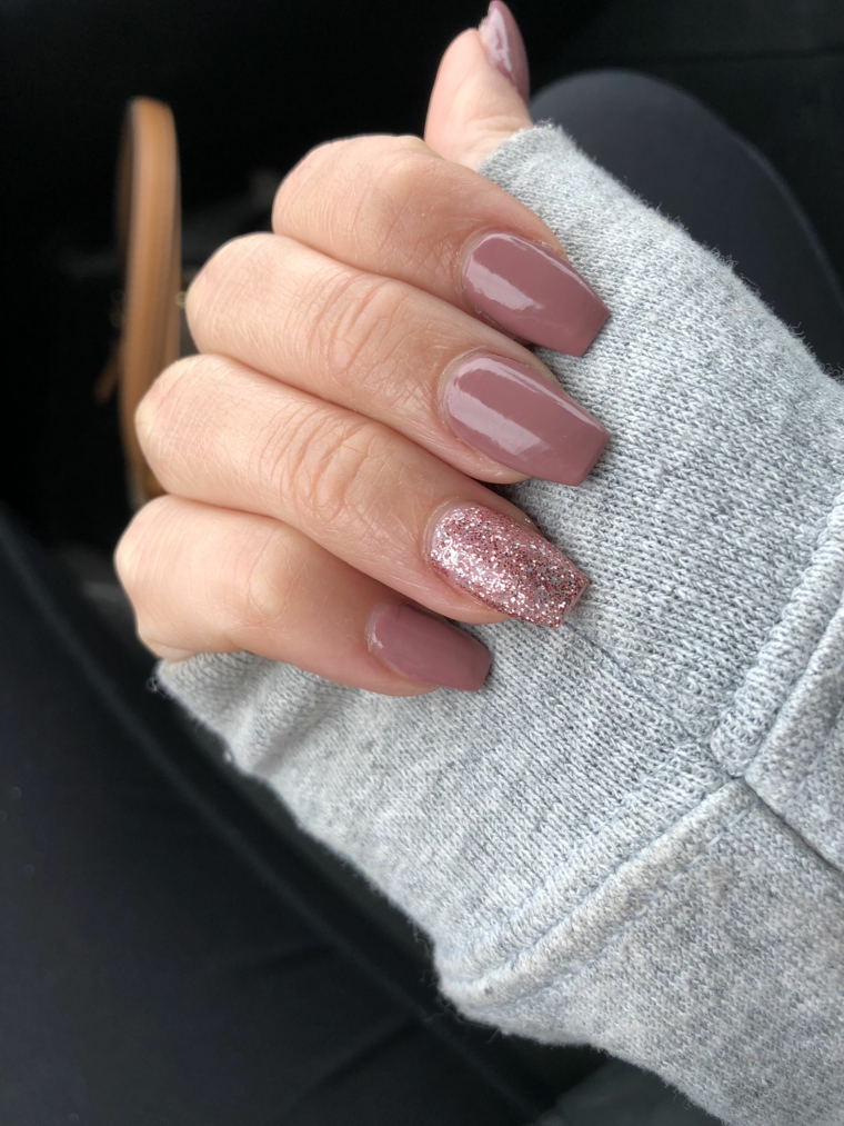 Unghie decorate, smalto glitter rosa, unghie squadrate lunghe 