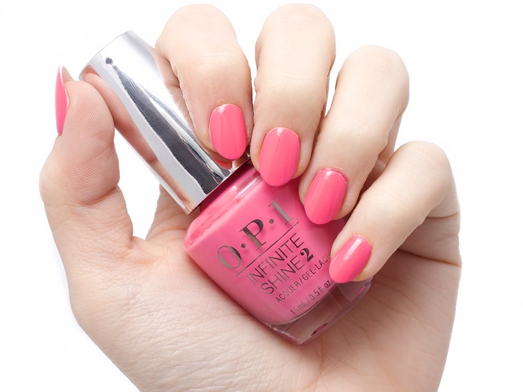 Unghie rosa cipria, smalto del marchio OPI di colore rosa, manicure dalla forma a mandorla 