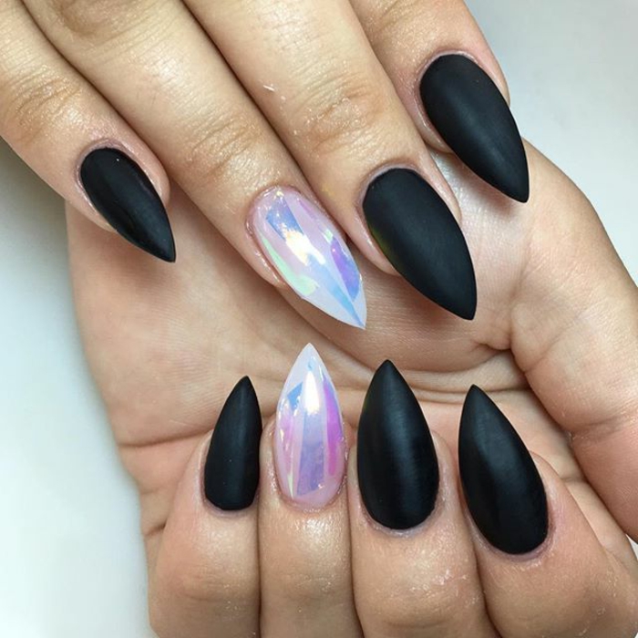 unghie-gel-smalto-matt-opaco-colore-nero-accent-nail-luminoso-effetto-ghiaccio-forma-stiletto