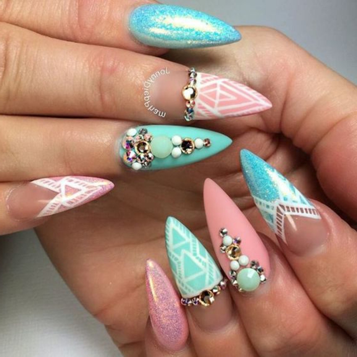 unghie-a-stiletto-lunghe-colorate-diversi-colori-decorazioni-nail-art-brillantini