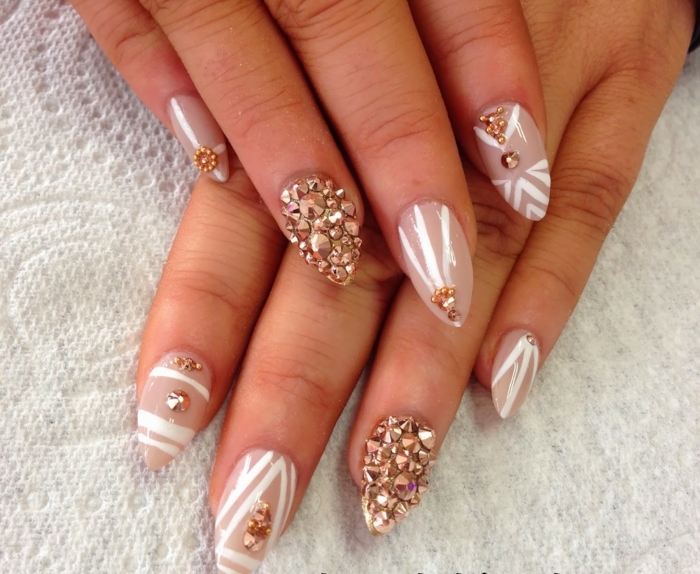 idea-decorazione-unghie-tonalità-colore-chiaro-forma-unghia-stiletto-accent-nail-brillantini