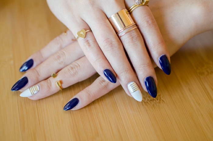 unghie-mandorla-media-lunghezza-colore-blu-acceso-accent-nail-anulare-colore-trasparente