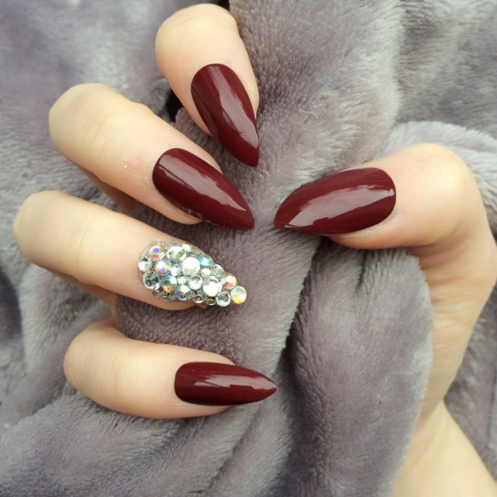 immagini-di-unghie-decorate-colore-bordeaux-accent-nail-brillantini-idea-decorazione-forma-unghie-stiletto