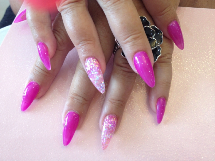 idee-decorazione-unghie-accent-nail-anulare-glitter-chiaro-fucsia-glitterato-forma-unghia-stiletto