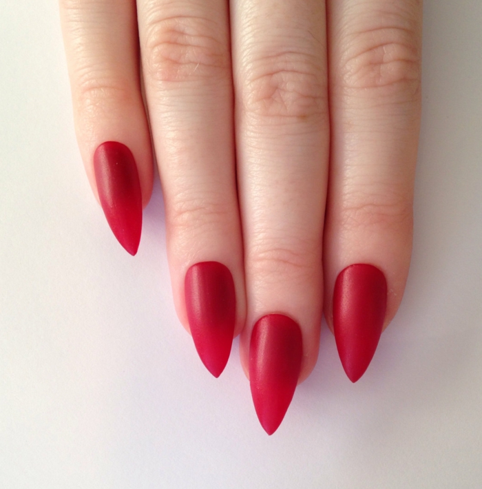 idea-smalto-gel-opaco-matt-stile-classico-elegante-colore-rosso-forma-unghia-stiletto