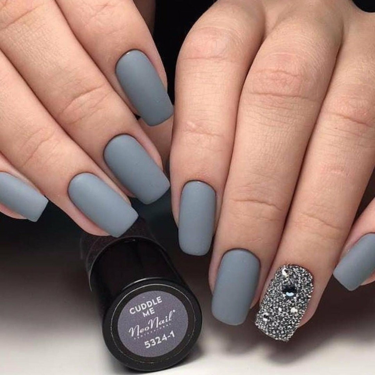 Unghie dipinte di colore grigio con smalto mat e accent nail con brillantini in argento