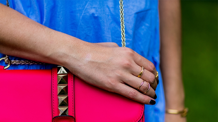 Immagini di unghie con gel, smalto di colore nero, borsetta tracolla pelle, borsa colore fucsia