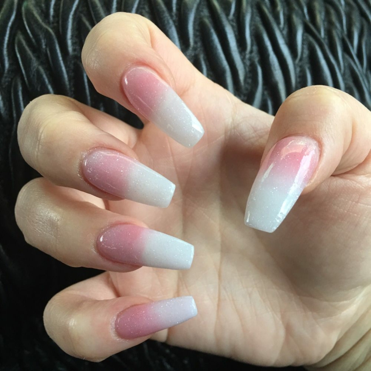 french manicure realizzata con smalti brillanti su unghie molto lunghe e squadrate