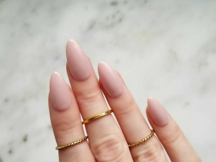 bellissima manicure con smalto color carne dalla finitura opaca, unghie lunghe a punta