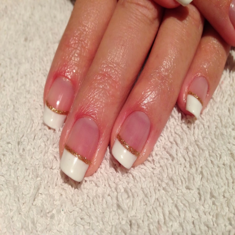 french manicure resa preziosa e adatta alle feste grazie ad una sottile linea dorata