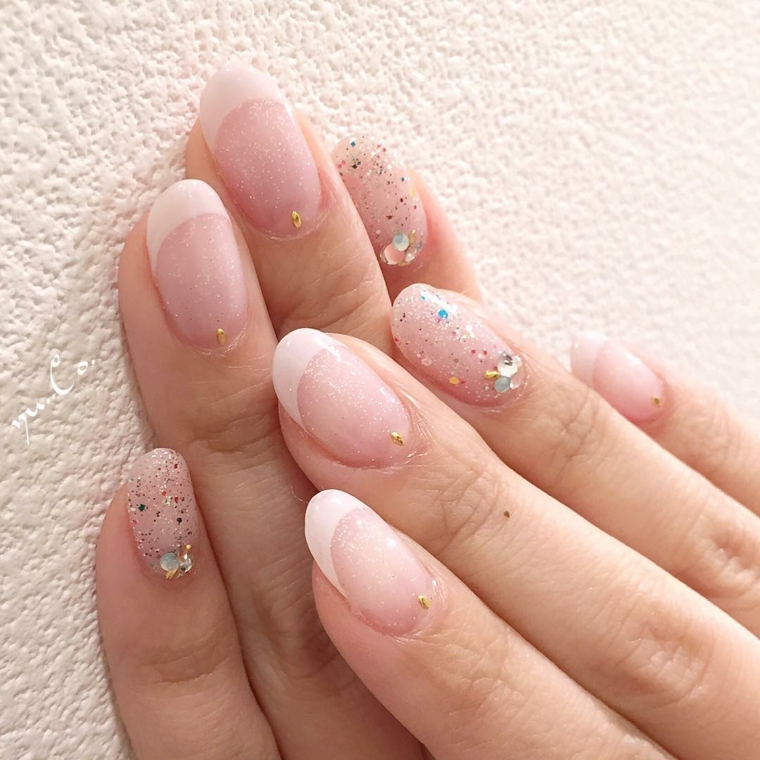 idea per realizzare una french manicure diversa dal solito con dei glitter su alcune unghie