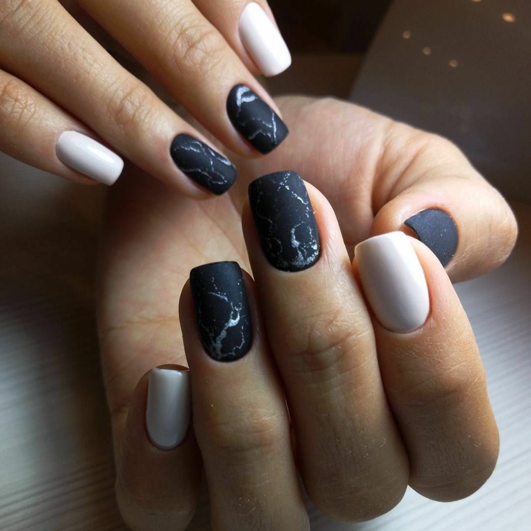 Unghie bellissime, smalto colore nero, manicure effetto marmo