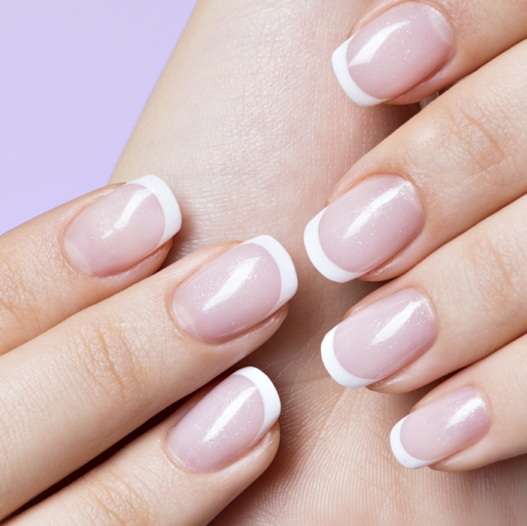 una manicure french unghie gel in stile tradizionale con l'unghia arrotondata e la linea bianca sottile