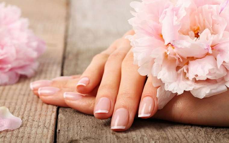 Unghie decorate per l'estate, idea per una french manicure su unghie corte dalla forma quadrata 